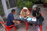 Cảnh sát giao thông tỉnh Long An xử phạt tài xế vi phạm luật giao thông. (Ảnh: Thanh Bình/TTXVN)