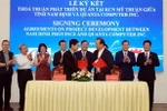 Đại diện cơ quan liên quan tỉnh Nam Định và lãnh đạo Tập đoàn Quanta ký thỏa thuận phát triển dự án sản xuất máy tính quy mô lớn tại Khu công nghiệp Mỹ Thuận. (Ảnh: Nguyễn Lành/TTXVN)