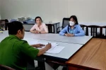 Cơ quan điều tra làm việc với bị can Nguyễn Thị Mai Nhi (áo hồng) - trợ lý của Nguyễn Phương Hằng và bị can Lê Thị Thu Hà - nhân viên Công ty cổ phần Đại Nam. (Ảnh: TTXVN phát)