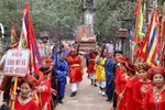 Các nghi lễ truyền thống trong Lễ hội Hoa Lư thu hút đông đảo nhân dân và du khách đến tham quan, chiêm bái. (Ảnh: Hải Yến/TTXVN)