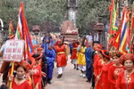 Các nghi lễ truyền thống trong Lễ hội Hoa Lư thu hút đông đảo nhân dân và du khách đến tham quan, chiêm bái. (Ảnh: Hải Yến/TTXVN)