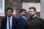 Thủ tướng Anh Rishi Sunak (trái) và Tổng thống Ukraine Volodymyr Zelensky tại cuộc gặp ở London, Anh, ngày 8/2. (Ảnh: AFP/TTXVN)