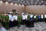 Các bị cáo nghe Hội đồng Xét xử tuyên án. (Ảnh: Phạm Kiên/TTXVN)