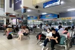 Hành khách chờ mua vé tại Bến xe Miền Đông. (Ảnh: Hồng Đạt/TTXVN)
