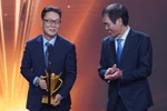 Huấn luyện viên Park Chung Gun (trái) nhận giải thưởng Chuyên gia nước ngoài của năm tại Cúp Chiến thắng năm 2023. (Ảnh: Việt Anh/Vietnam+)