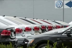 Các mẫu xe của hãng Volkswagen được giới thiệu tại đại lý ở San Diego, California (Mỹ). (Nguồn: Reuters/TTXVN)