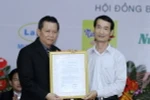 Trao quyết định của Bộ Nội Vụ đồng ý thành lập Liên đoàn Boxing Việt Nam. (Ảnh: Quốc Khánh/TTXVN)