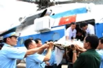 Trực thăng của Sư đoàn Không quân 370 chuyển bệnh nhân Nguyễn Thành Trung vào Bệnh viện 175 cấp cứu. (Ảnh: Phương Vy/TTXVN)