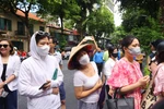 Phụ huynh 'nín thở' chờ tin con trong ngày thi tốt nghiệp THPT thứ hai