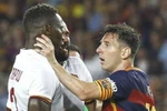 Messi bóp cổ Mapou Yanga-Mbiwa. (Nguồn: Getty Images)