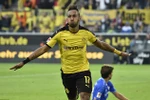 Pierre-Emerick Aubameyang là cầu thủ đầu tiên ghi bàn ở cả 7 trận đầu mùa tại Bundesliga. (Nguồn:AP)