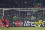 Sanchez thực hiện thành công lượt sút quyết định mang chức vô địch về cho Chile. (Nguồn: Reuters)