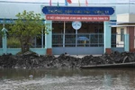 Sạt lở ngay trước cổng trường mẫu giáo ấp Tân Quãng Đông, xã Nguyễn Việt Khái, huyện Phú Tân (Cà Mau). (Ảnh: Thế Anh/TTXVN)