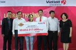 Chị B.T.H.N đại diện gia đình nhận giải Jackpot 1 trị giá gần 100 tỷ đồng. (Ảnh: CTV/Vietnam+)