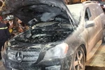 Hà Nội: Xế hộp Mercedes bỗng nhiên bốc cháy giữa phố cổ 