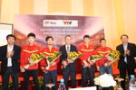Đại diện Đài Truyền hình Việt Nam tặng hoa các cầu thủ tại buổi họp báo. (Ảnh: Quốc Khánh/TTXVN)
