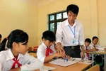Thầy giáo Nguyễn Thành Tân hướng dẫn bài cho học sinh của mình trong giờ lên lớp. (Ảnh: Văn Đức/TTXVN)