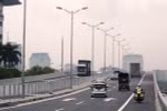 Các phương tiện tham gia lưu thông trên đường trên cao. (Ảnh: Việt Hùng/Vietnam+)