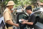 Cảnh sát giao thông tiến hành kiểm tra xử phạt vi phạm giao thông. (Ảnh: Mạnh Hùng/Vietnam+)