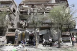 Cảnh hư hại tại hiện trường vụ đánh bom xe ở quảng trường Tahrir, Syria ngày 2/7. (Nguồn: AFP/TTXVN)
