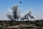 Khói bốc lên sau một cuộc không kích ở Raqqa, Syria ngày 15/7. (Nguồn: AFP/TTXVN)