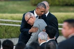 Ông Obama ôm một người sống sót sau vụ ném bom nguyên tử xuống Hiroshima (Nguồn: AFP)
