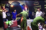 Lực lượng chức năng tiến hành kiểm tra cơ sở karaoke Thuận Kiều. (Ảnh: TTXVN phát)