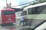 Hai xe khách lạng lách, đánh võng. (Nguồn: Vietnam+)