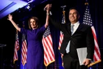 Lãnh đạo Hạ viện Mỹ Nancy Pelosi (trái) và Chủ tịch Ủy ban tranh cử Quốc hội giữa nhiệm kỳ của Đảng Dân chủ Ben Ray Lujan vui mừng sau khi kết quả bầu cử sơ bộ được công bố tại Washington, DC., ngày 7/11/2018. (Ảnh: AFP/ TTXVN)