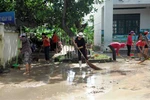 Giáo viên các trường tại Khánh Hòa tích cực dọn dẹp bùn đất để đón học sinh trở lại. (Ảnh: Phan Sáu/TTXVN)