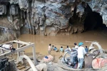 Tìm kiếm nạn nhân mắc kẹt bên trong hầm vàng. (Ảnh: Vũ Hà/TTXVN)