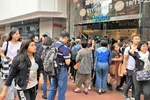 Du khách xếp hàng trước cửa SOGO sáng sớm 11/11. (Ảnh: Xuân Tuấn-Lê Anh/Vietnam+)