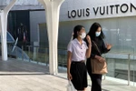 Khẩu trang là vật dụng thiết yếu của người dân Thái Lan khi ra khỏi nhà để phòng tránh COVID-19. (Ảnh: Ngọc Quang/TTXVN)