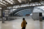 Cảnh vắng vẻ tại nhà ga Waterloo ở London, Anh ngày 16/4/2020 trong bối cảnh dịch COVID-19 lan rộng. (Ảnh: THX/TTXVN)