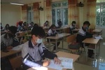 Trong lớp học, học sinh được yêu cầu ngồi giãn cách theo quy định. (Ảnh: Chu Hiệu/TTXVN)