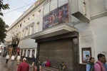 Một rạp chiếu phim đóng cửa do dịch COVID-19 tại New Delhi, Ấn Độ ngày 14/3/2020. (Ảnh: THX/TTXVN)