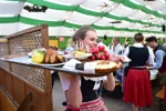 Các món ăn truyền thống Bavaria được giới thiệu tại lễ hội bia Oktoberfest ở Munich, Đức, ngày 21/9/2019. (Ảnh: THX/ TTXVN)
