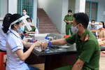 Đông đảo cán bộ, chiến sĩ tham gia hiến máu. (Ảnh: Trung Hiếu/TTXVN)