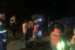 Lực lượng chức năng sử dụng xuồng cao su để tìm kiếm 3 nạn nhân. (Ảnh: TTXVN phát)