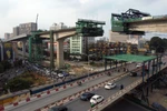 Toàn cảnh nhịp cầu cao nhất đường Vành đai 2 tại nút giao Ngã Tư Vọng đang dần thành hình. (Ảnh: Huy Hùng/TTXVN)