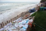 Đoạn bờ biển Cửa Đại bị sạt lở nghiêm trọng sát vào khu vực kinh doanh của người dân. (Ảnh: Trần Lê Lâm/TTXVN) 