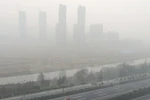 Khói mù bao phủ mù mịt tại thành phố Liên Vận Cảng, tỉnh Giang Tô, Trung Quốc ngày 30/11. (Nguồn: AFP/TTXVN)