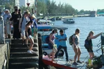 Lữ hành đưa khách nước ngoài xuống bến Ninh Kiều đi thăm chợ nổi Cái Răng, Cần Thơ. (Ảnh: Xuân Mai/Vietnam)