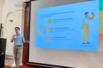 Đại diện một nền tảng công nghệ du lịch thuyết trình dự án tại cuộc thi cuộc thi "Doanh nghiệp khởi nghiệp sáng tạo ứng dụng công nghệ thông tin phát triển du lịch." (Ảnh: PV/Vietnam+) 