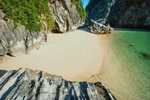 Bãi tắm hoang sơ trên vịnh Lan Hạ. (Ảnh: CTV)