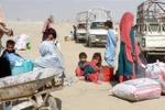 Người Afghanistan đợi để vào Pakisstan tại cửa khẩu biên giới Chaman giữa Afghanistan và Pakistan. (Ảnh: THX/TTXVN)
