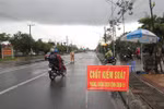 Người dân thực hiện khai báo y tế tại các chốt kiểm soát dịch. (Ảnh: Chanh Đa/TTXVN)