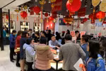 Khách hàng giao dịch vàng tại Hà Nội. (Ảnh: Đức Duy/Vietnam+)