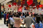 Khách hàng giao dịch vàng tại Hà Nội. (Ảnh: Đức Duy/Vietnam+)