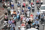 Xe máy đang sử dụng tham gia giao thông là nguồn chính thải ra phần lớn các chất gây ô nhiễm không khí. (Ảnh: Doãn Đức/Vietnam+)